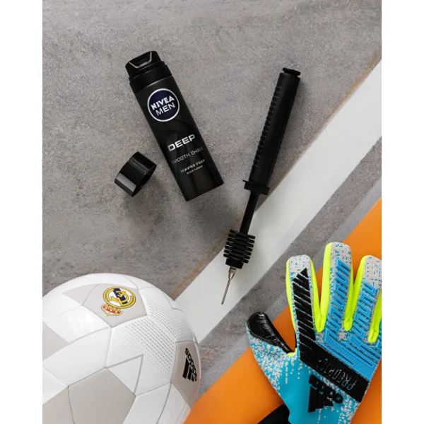 Men deep smooth shave thumbnail 2